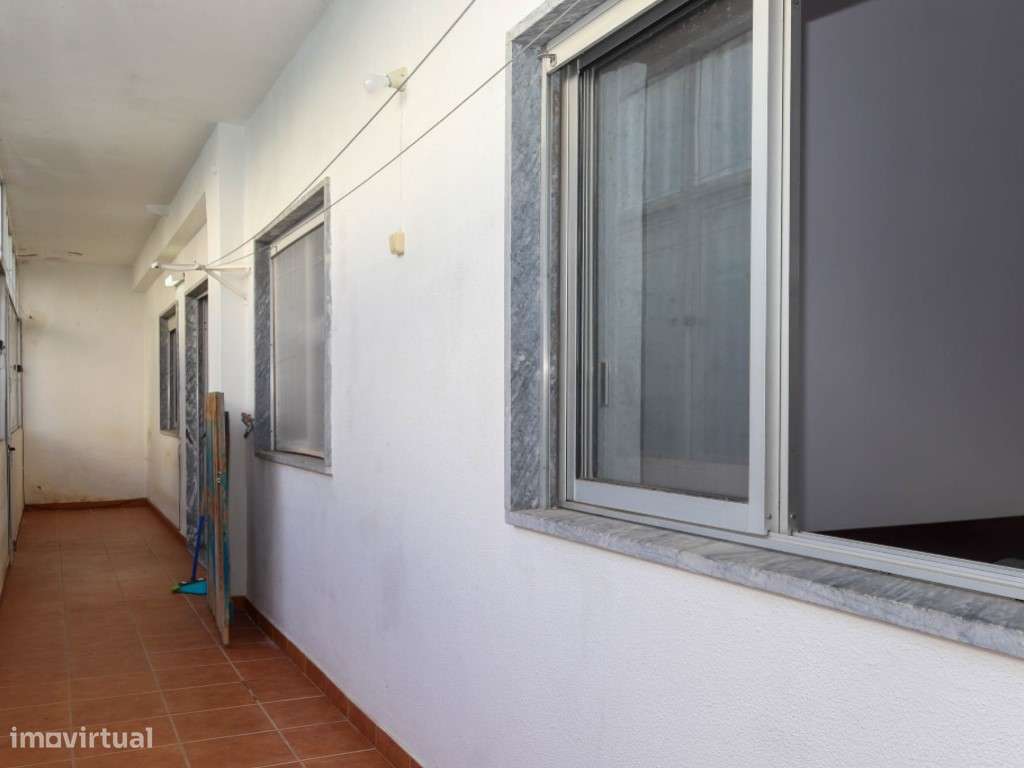 Apartamento T2 no Centro de Faro Ideal para renovar-12