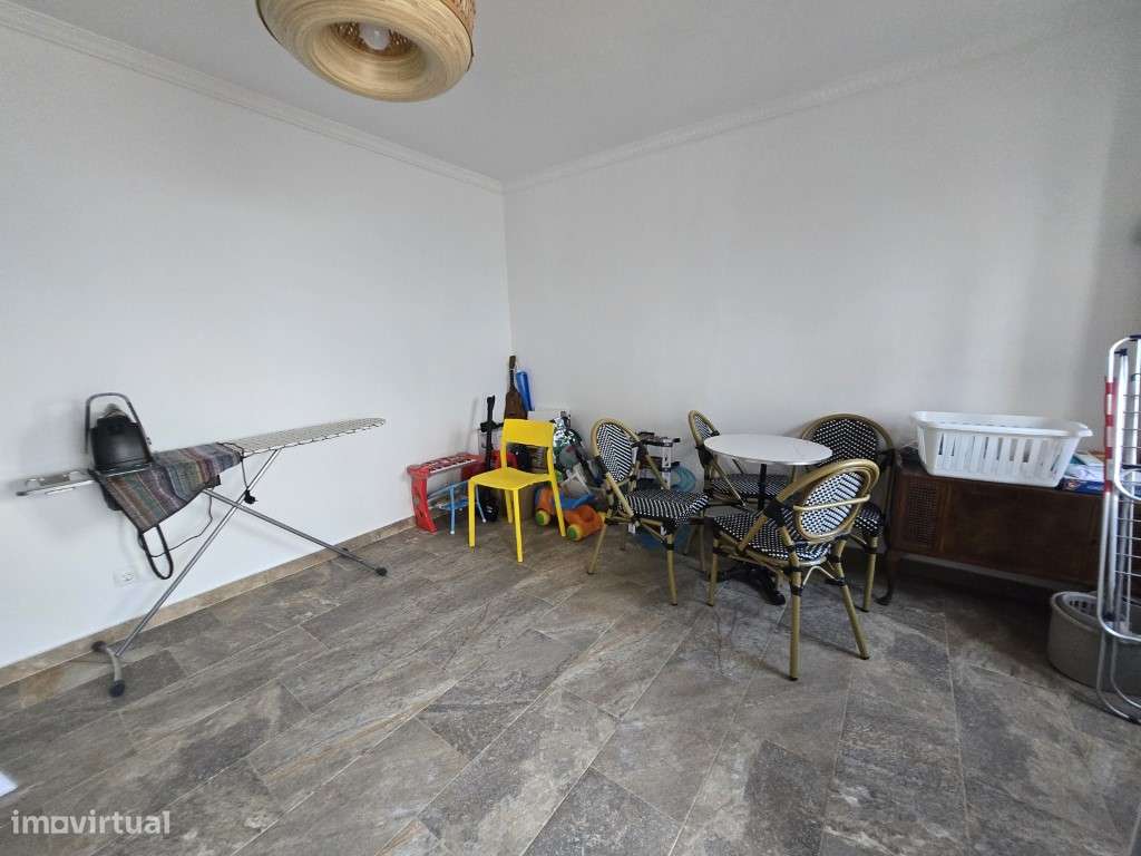 Moradia T5 Moderna com Piscina Aquecida e Garagem para 4 Carros-35