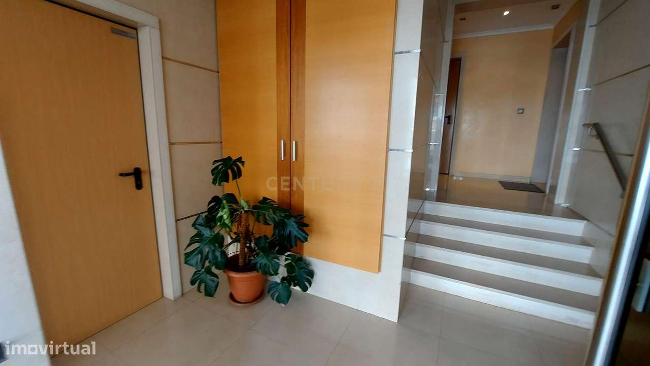 T5 Duplex em Alcochete | Vista Rio | Terraço Panorâmico-32