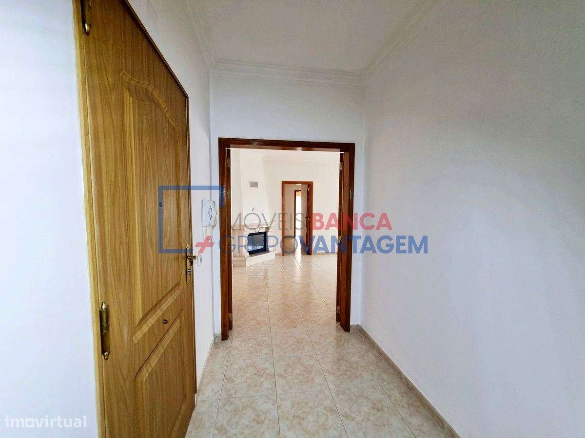 Apartamento T2 No Bairro Do Liceu Em Setubal
