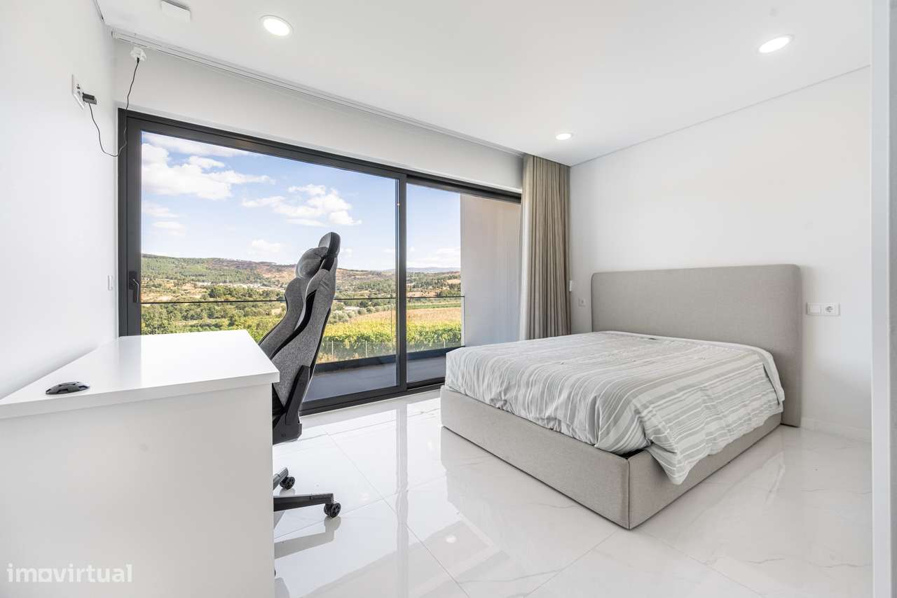 Moradia T4 semi-nova c/ 4 suites-32