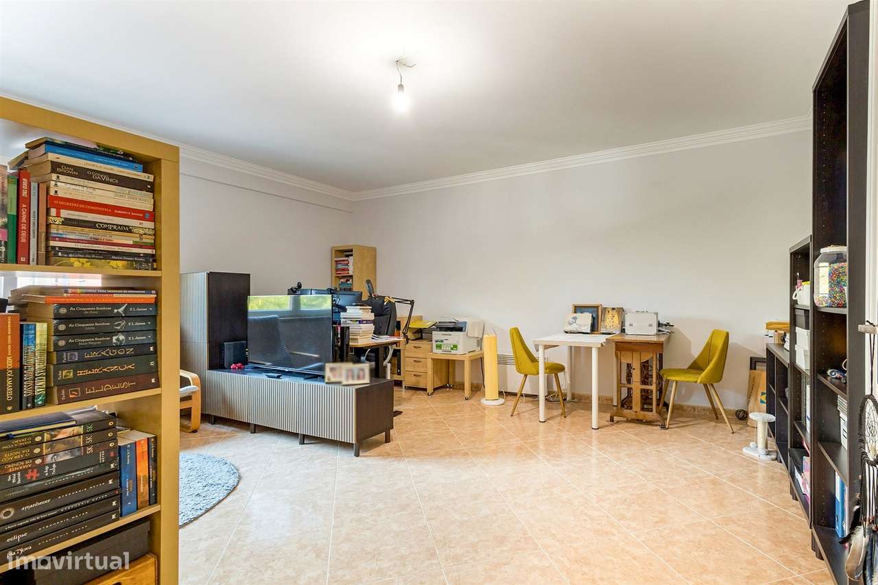 T3 Espaçoso em Corroios | Garagem | Ar Condicionado | Excelente Locali-28