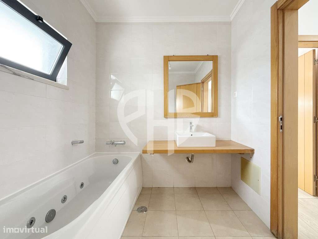 Exclusiva Moradia T5 de Arquitetura Contemporânea em Almada - Feijó-24