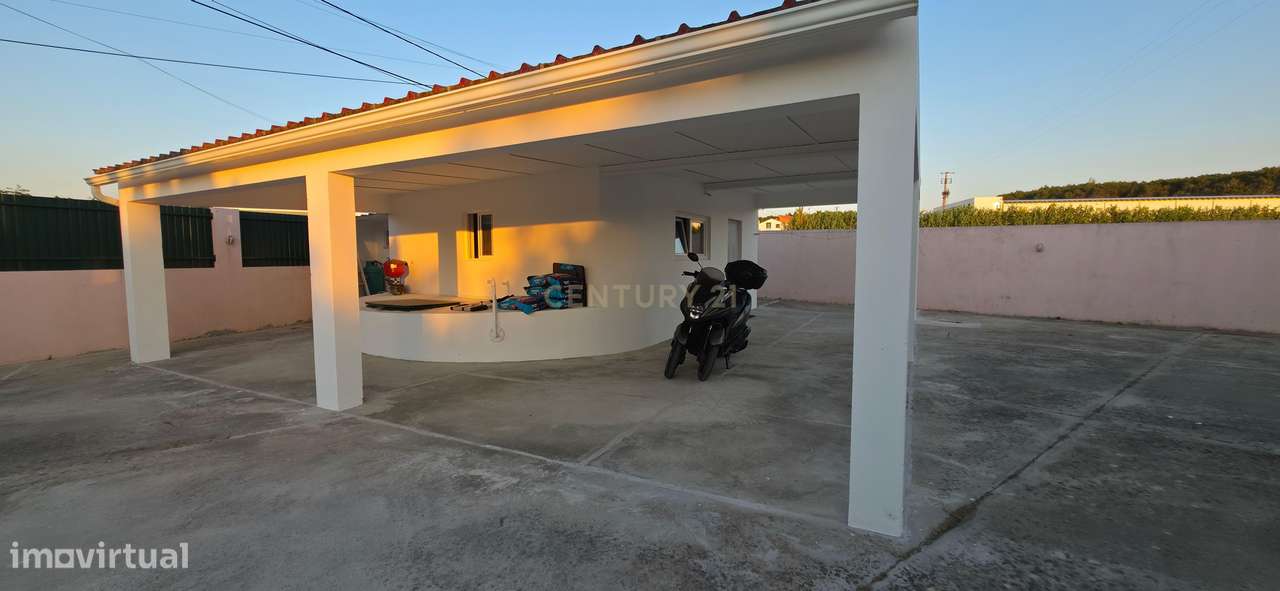 Moradia T2 com aproveitamento de sótão, anexo T0 e excelente localizaç-40