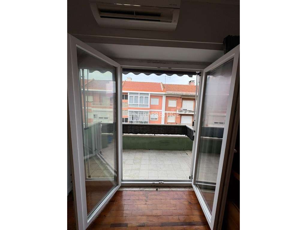 Apartamento T2 Remodelado com Varanda - Odivelas-Olival de Basto-7