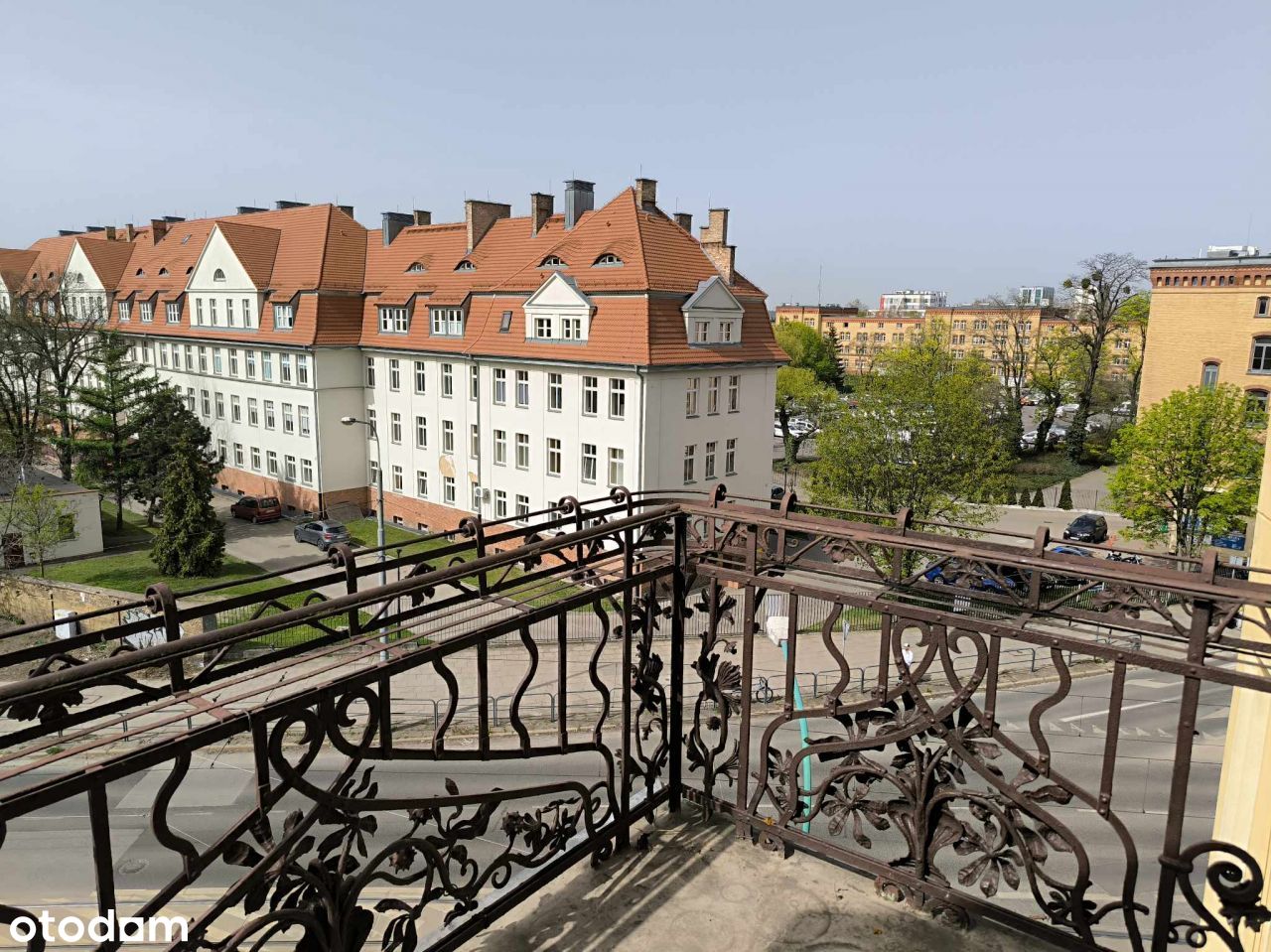 Piękne mieszkanie z wysokimi oknami i balkonem w s