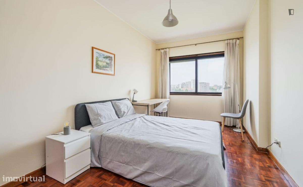 Quarto - localizado em Lordelo do Ouro Porto - Grande imagem: 2/10