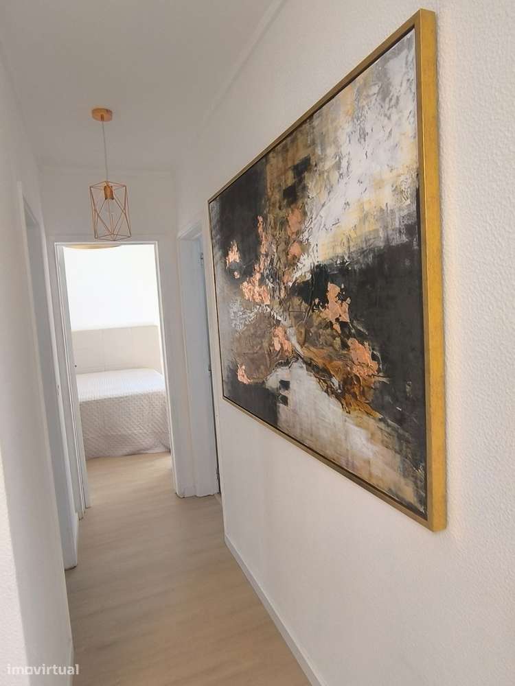 Apartamento T2 em Massamá Renovado com varanda e elevador-17