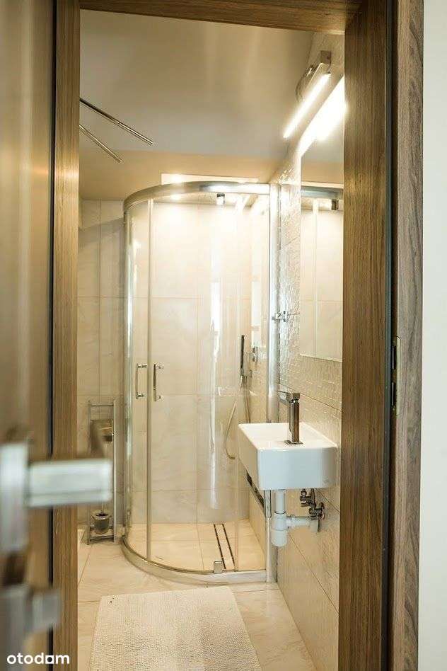 Elegancki Dom z Basenem, Domkiem dla Gości-5