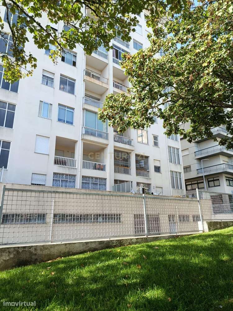 Apartamento T4 na Avenida Fernão de Magalhães — Espaço, Potencial e Di-7