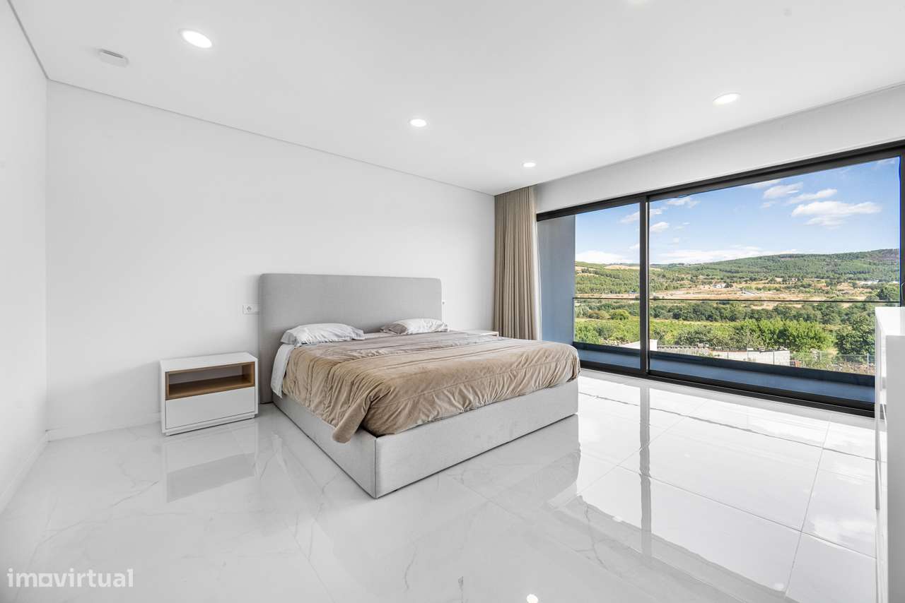 Moradia T4 semi-nova c/ 4 suites-10