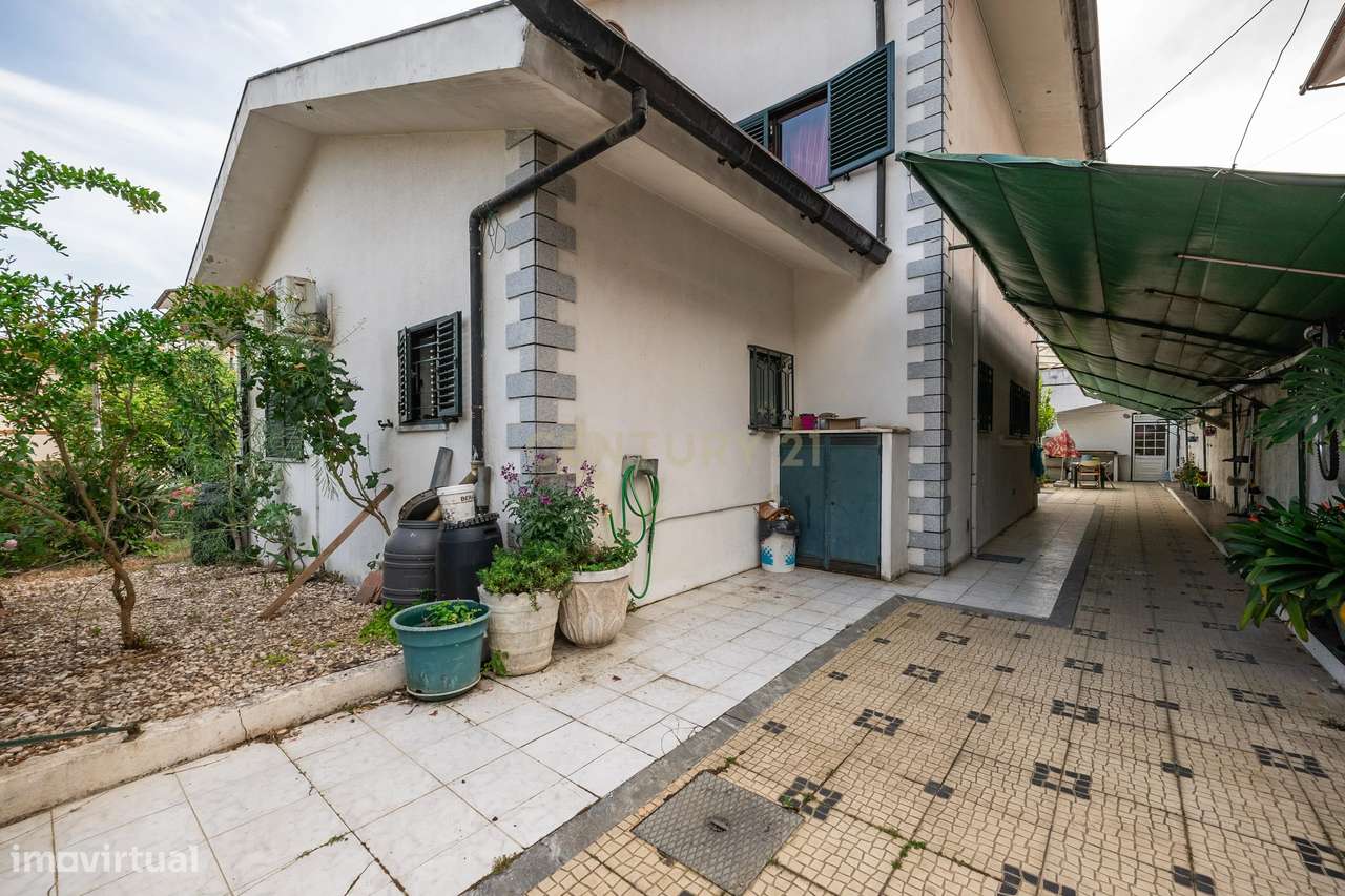 Moradia T5 com sótão + Anexo T1 + Estúdio | Garagem | Santa Apolónia-27