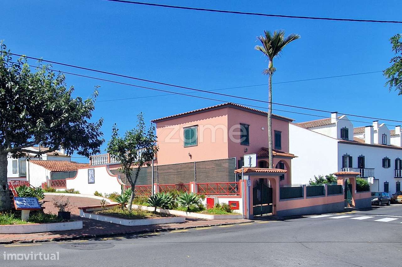 Moradia T5 com duas entradas independentes - Pico da Pedra - Grande imagem: 1/28