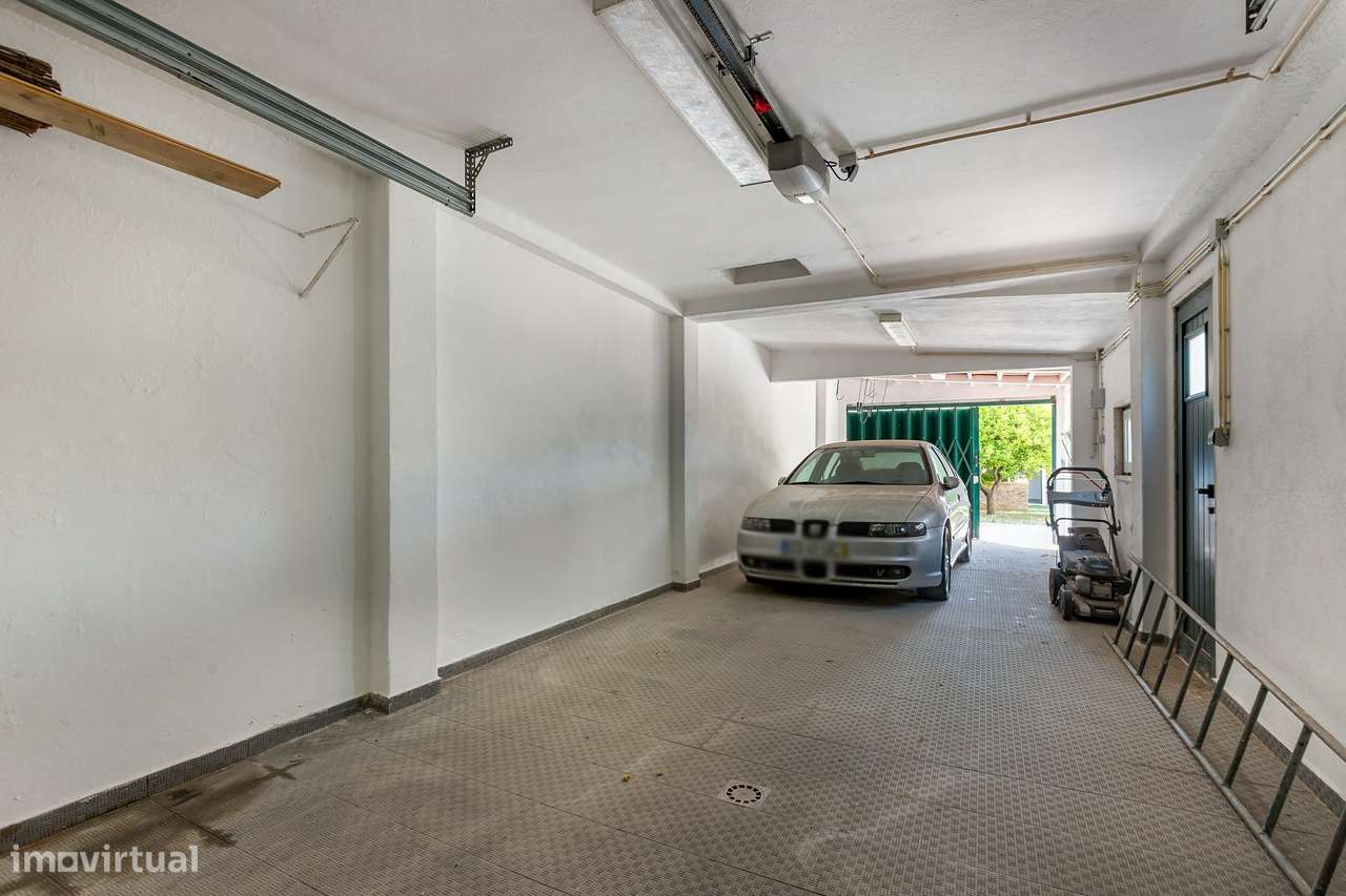 Moradia T4 Renovada | 3 Suites | Lote 900m2-24