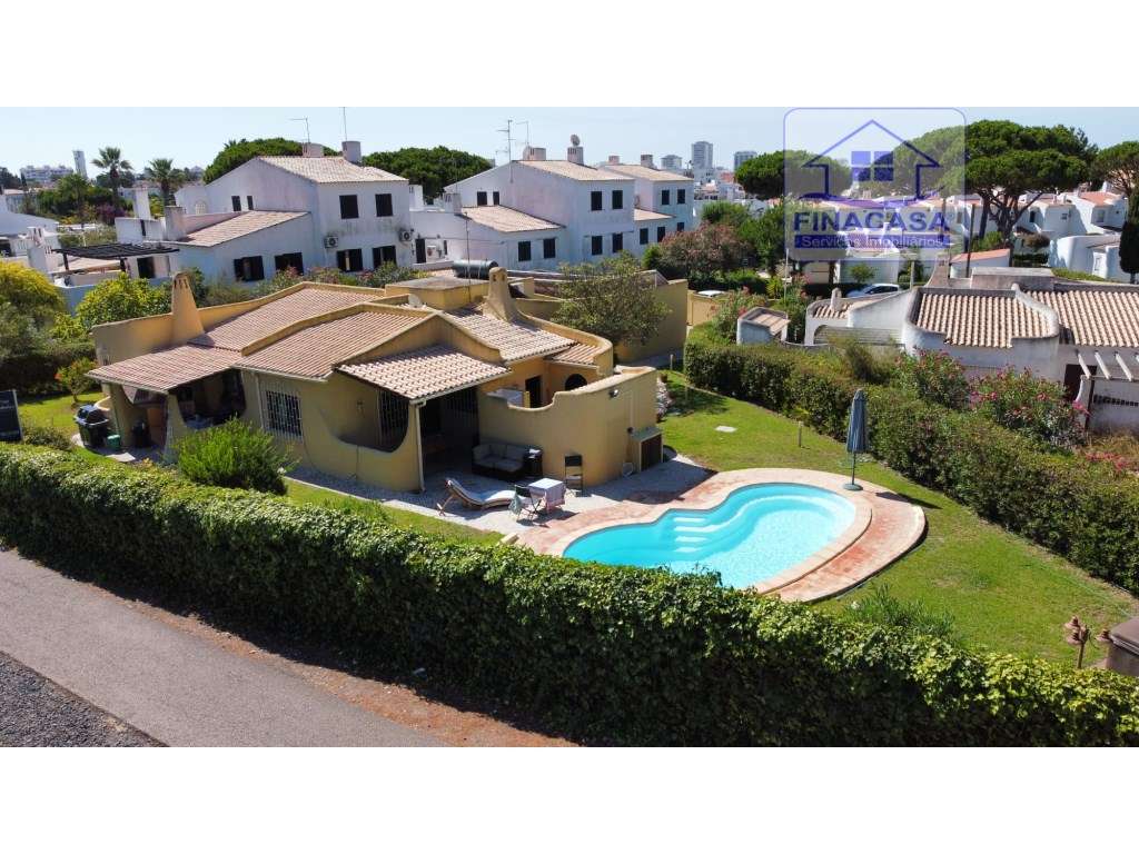 Moradia V3 toda térrea isolada com piscina,jardim e garagem - Vilam...-45