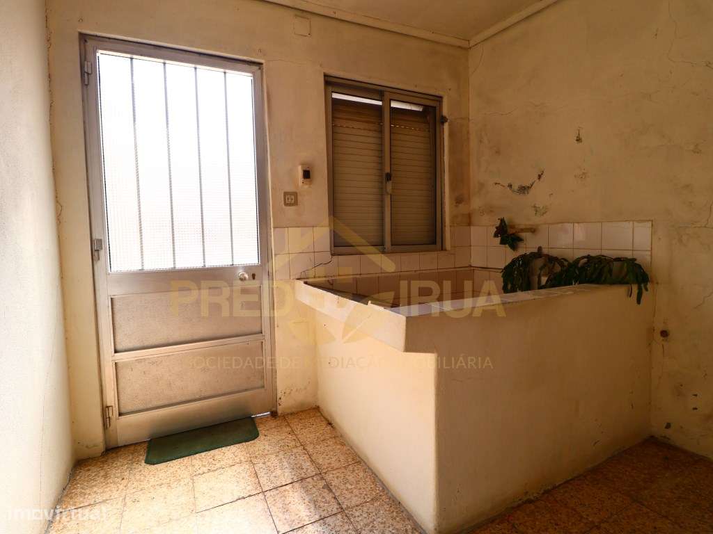 EXCELENTE MORADIA TERREA COM TERRENO E ANEXOS ARCOZELO-12