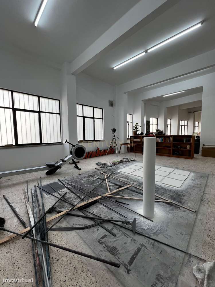 Armazém Amplo em Sacavém-0