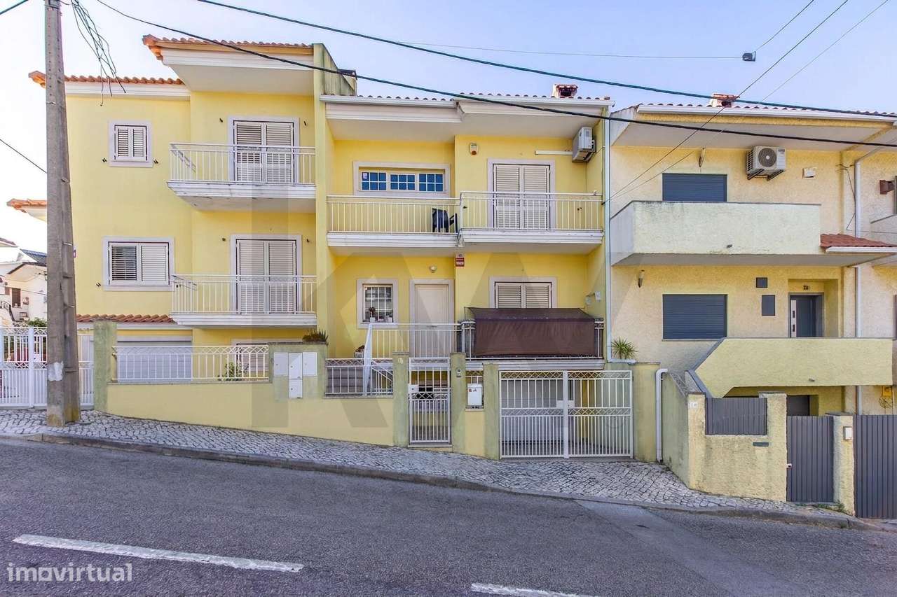 Excelente Moradia T3 - Vale de Milhaços, Corroios – Espaço, Conforto e-0