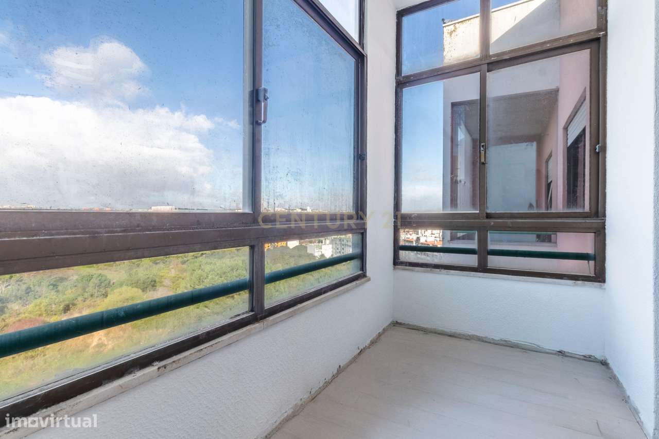 Apartamento T1 totalmente remodelado com 2 varandas,  Prédio com eleva-9