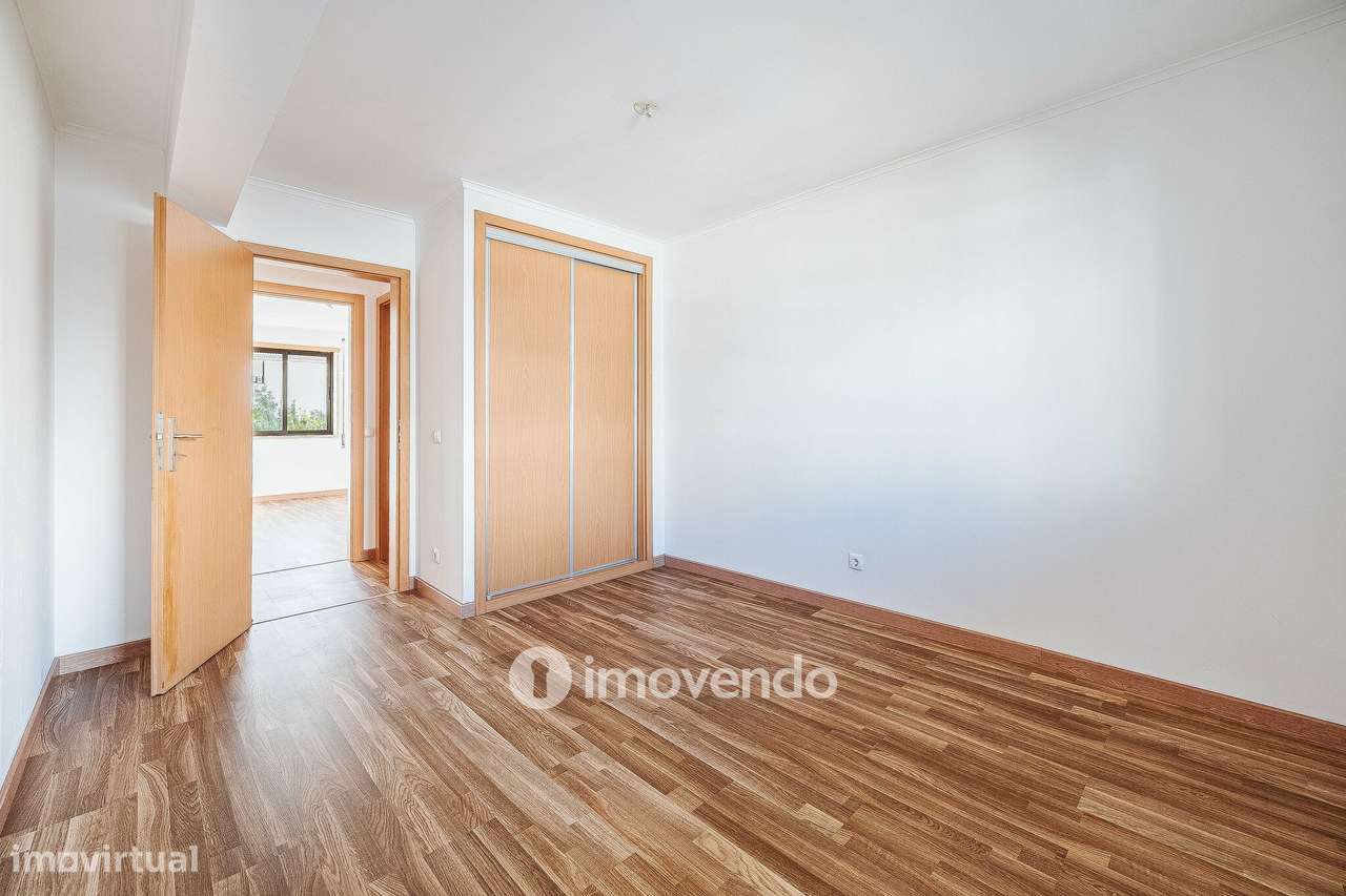 Apartamento T2 com cozinha equipada e estacionamento, na Ameixoeira-18