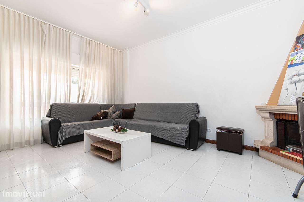 T2 com arrecadação, boas áreas, excelente localização Povoa Sta Iria-15