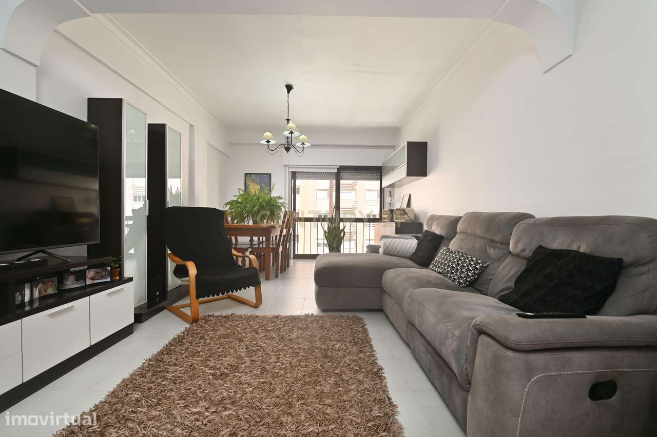 Apartamento T3 semi-remodelado, luminoso e pronto a habitar, na Rincho-6