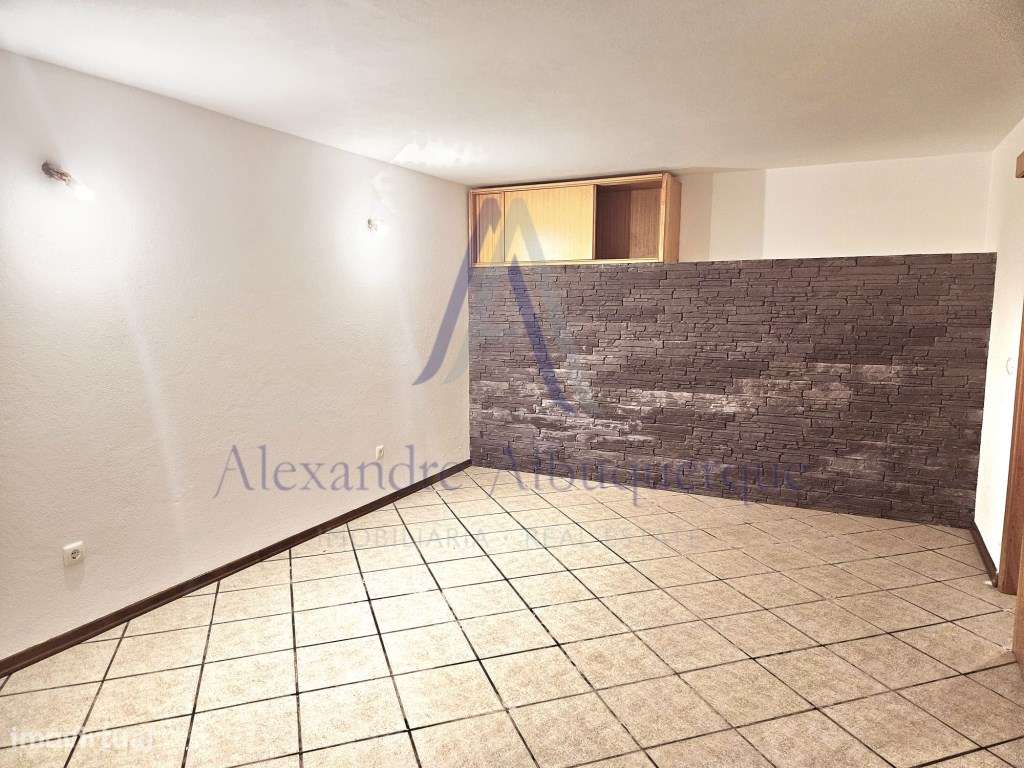 Moradia Isolada com Piscina T3+2-32