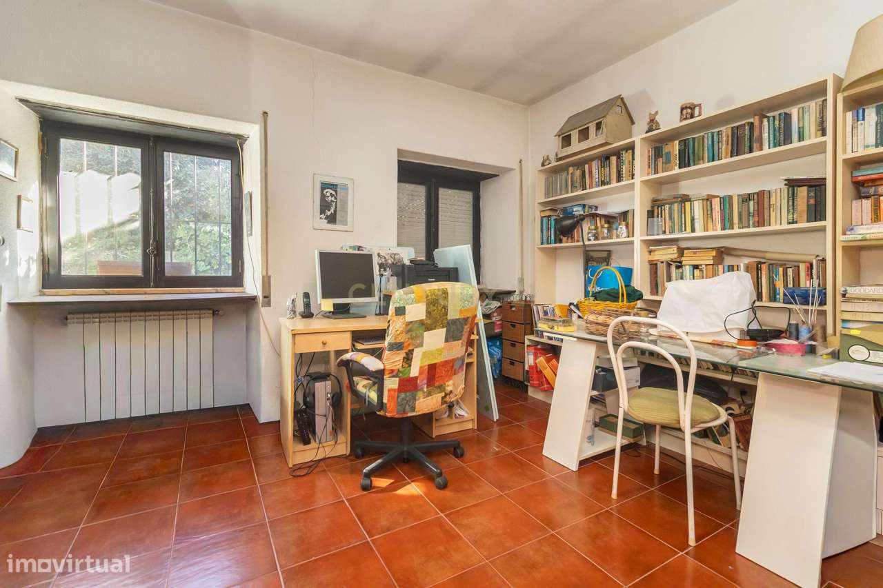 Moradia com construções de apoio, piscina e localização priviligiada-21