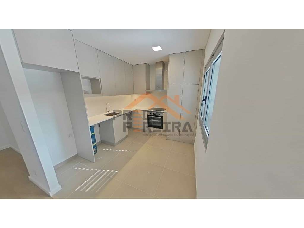 T2 com dois parqueamentos, situado na Quinta dos Fartos, Apelação. - Grande imagem: 2/32