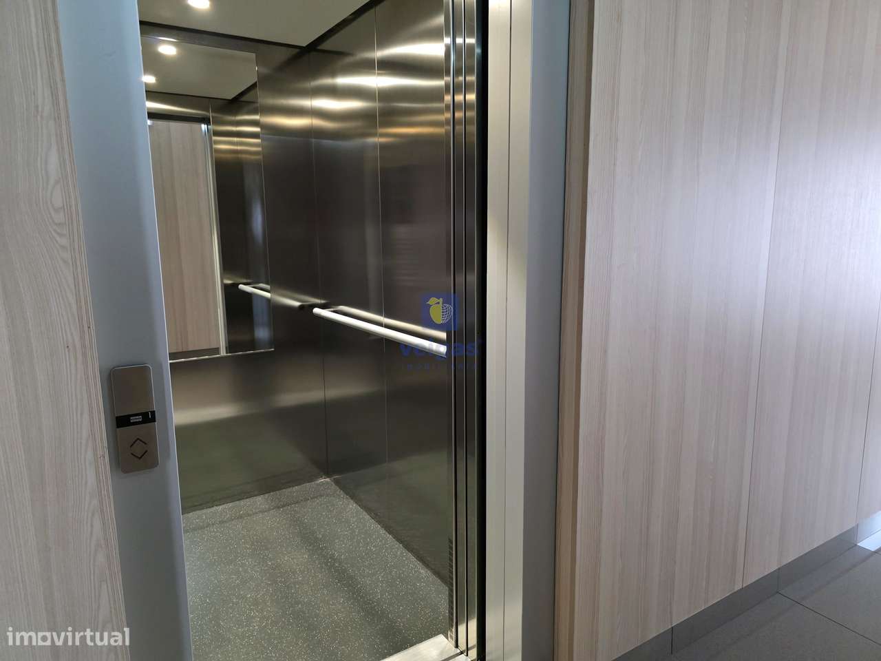 Apartamento semi-novo, T2, 2 WC, box p/ 2 carros e arrumos, em Leiria-26