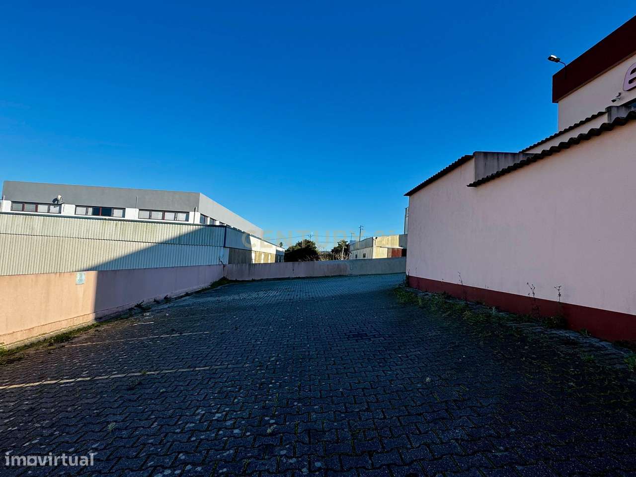 Armazém Industrial na Reta da Granja, em Martins - Grande imagem: 4/59