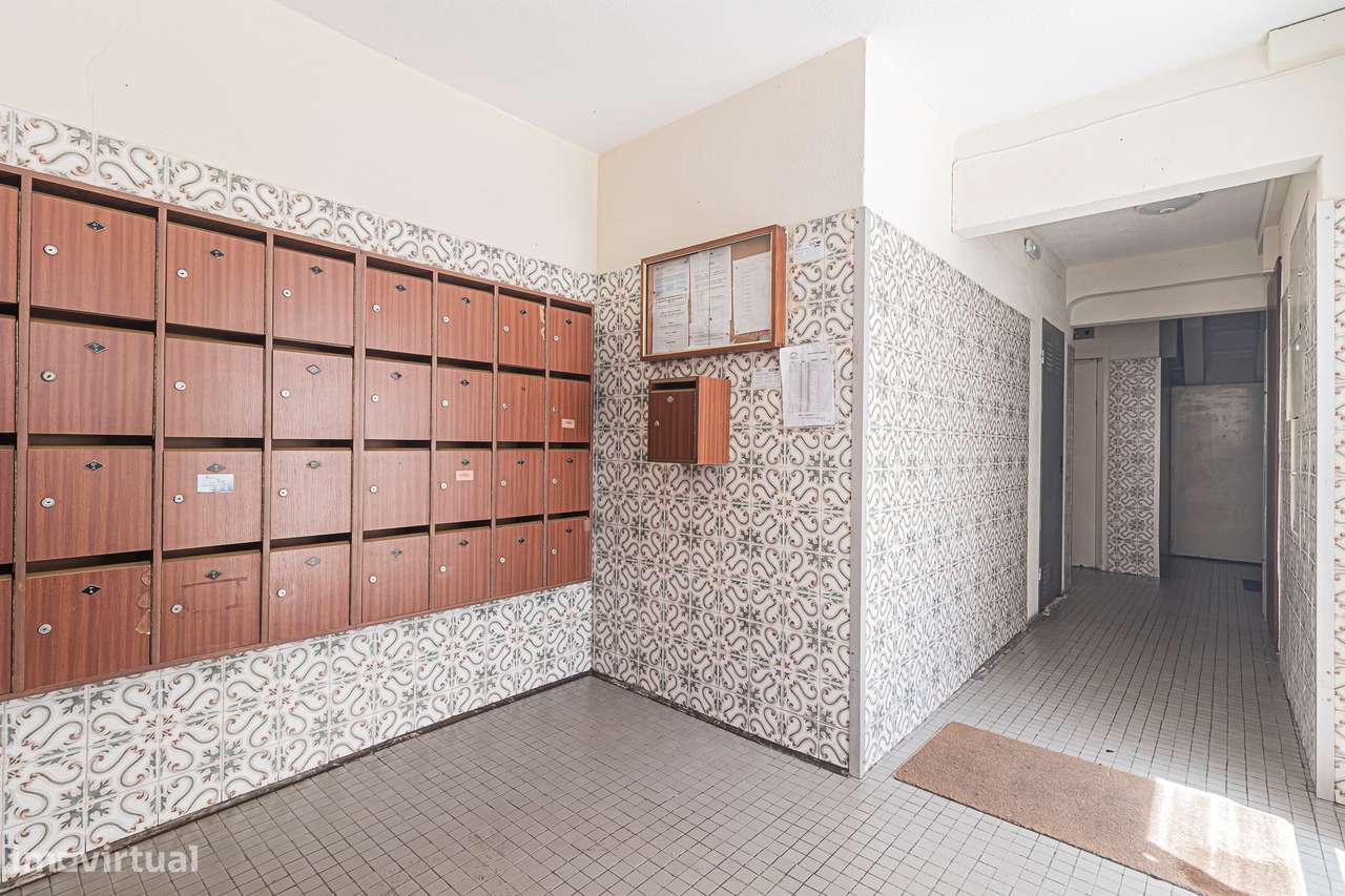 Apartamento T2 + 1 totalmente remodelado, Corroios prédio com elevador-30