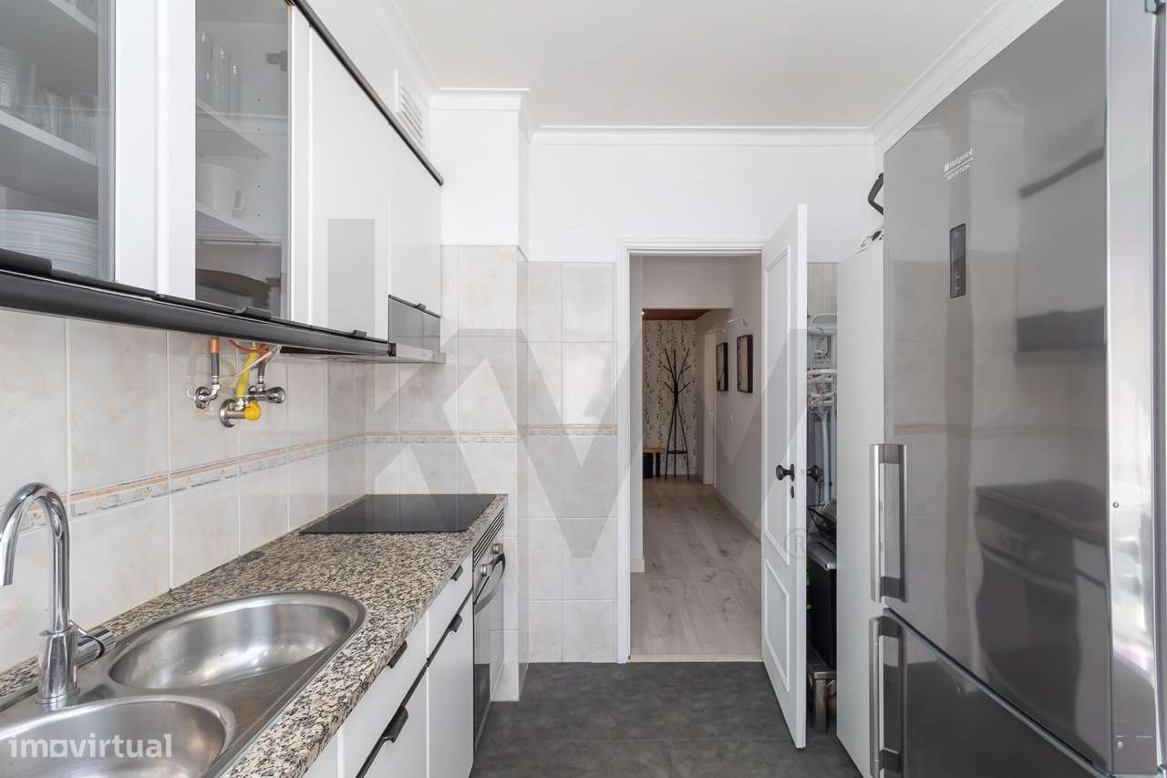 O Seu Novo Refúgio na Avenida de Fitares : T2 renovado e cheio de sol-4