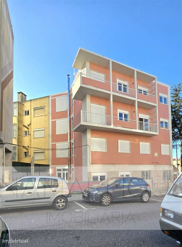 T2 Remodelado com varanda na Mina de Água, Amadora-15