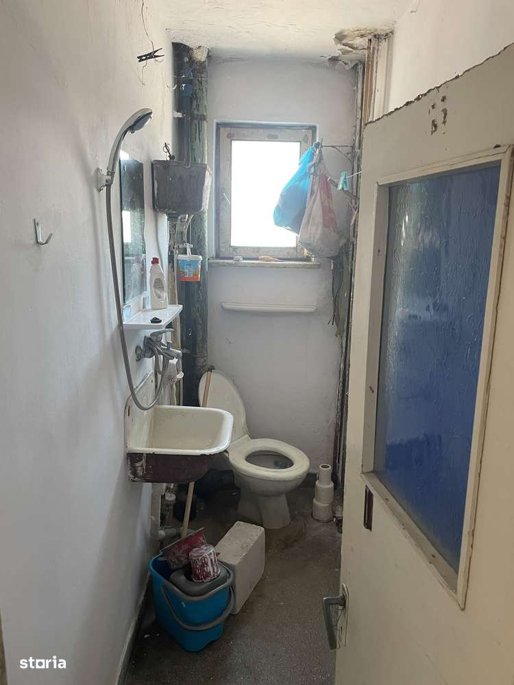 Apartament 2 camere, etaj 2/4 , fara imbunatatiri,  zona Scoala 6-3