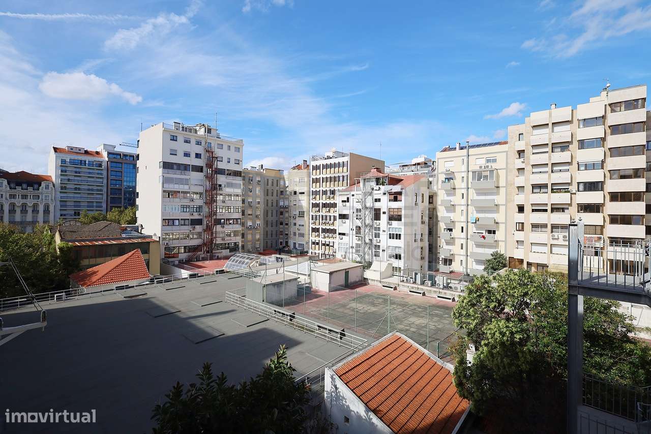 T4 Renovado - Charme Clássico - Varandas - Avenidas Novas-36