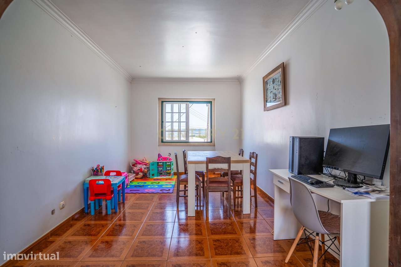 Propriedade composta por prédio, moradia e terreno em Salir do Porto-9