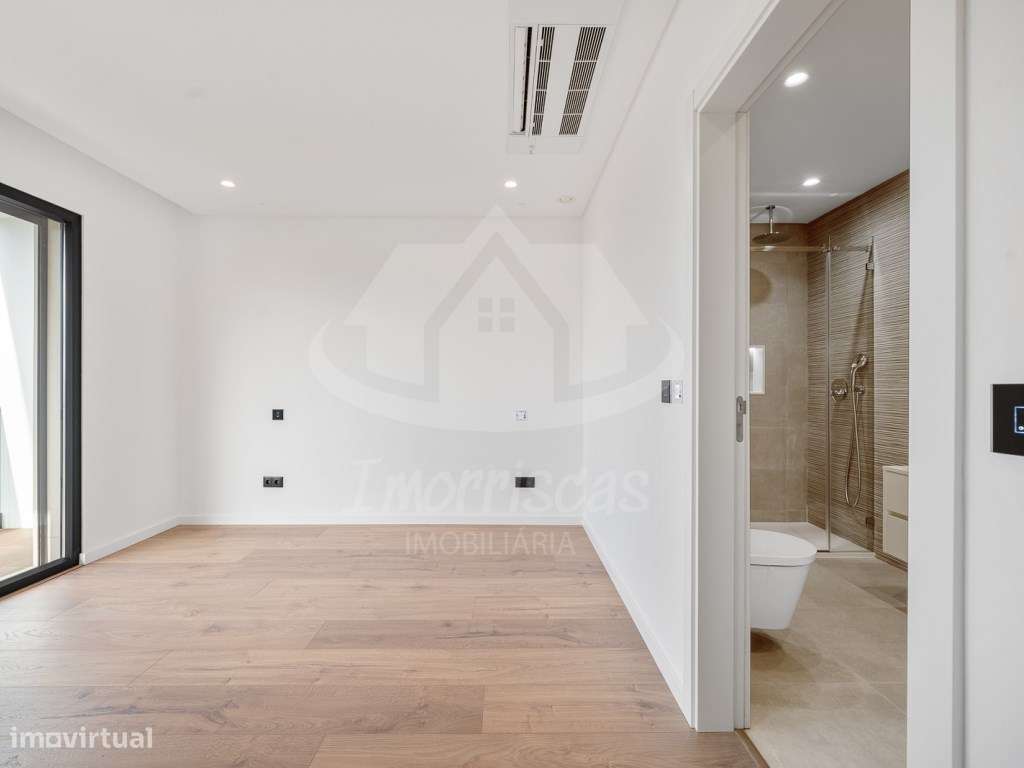 Moradia T4 com piscina e vista panorâmica em São João da Talha-18