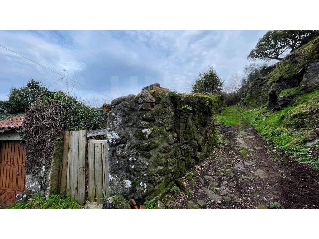 Moradias em ruína em Cerdal, VALENÇA - Grande imagem: 5/9
