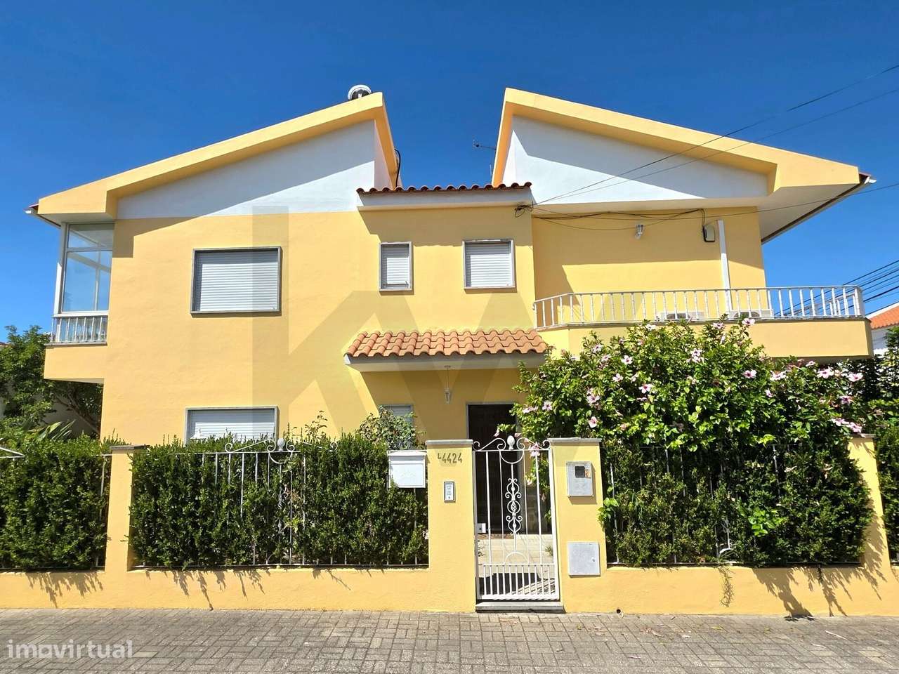 Moradia com 4 quartos, espaço exterior e garagem cheia de luminosidade - Grande imagem: 3/52