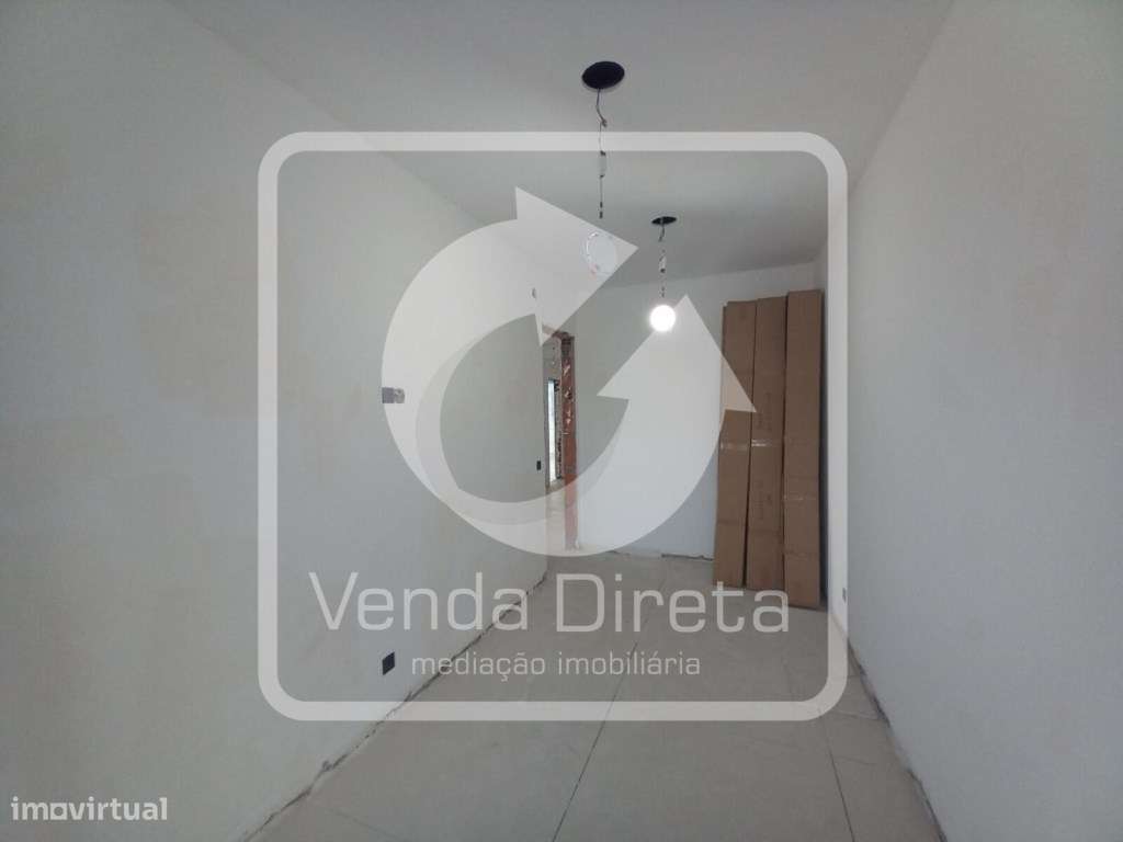 Apartamento T4 remodelado no Laranjeiro-12