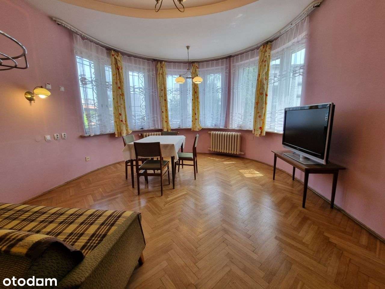 Piękna willa z dużą działką w samym centrum!-5