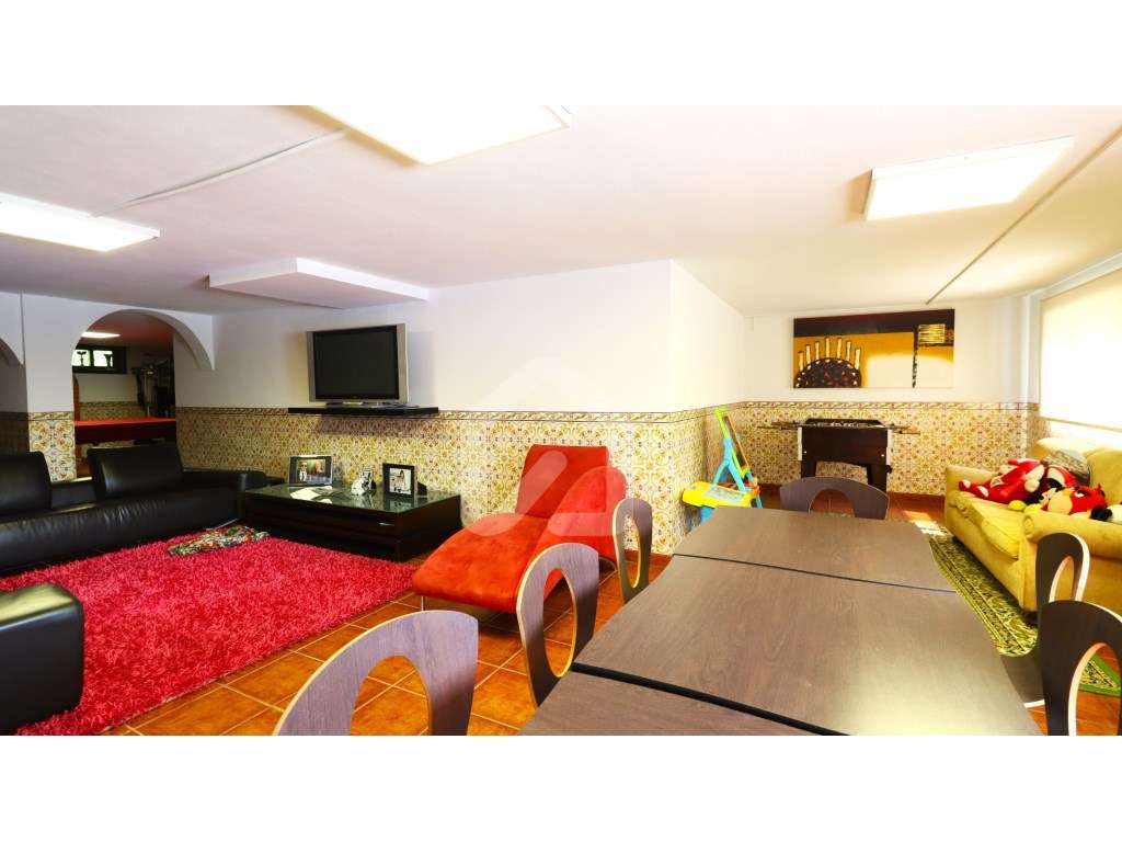 Moradia individual T4+1 com piscina, em Esmeriz-31