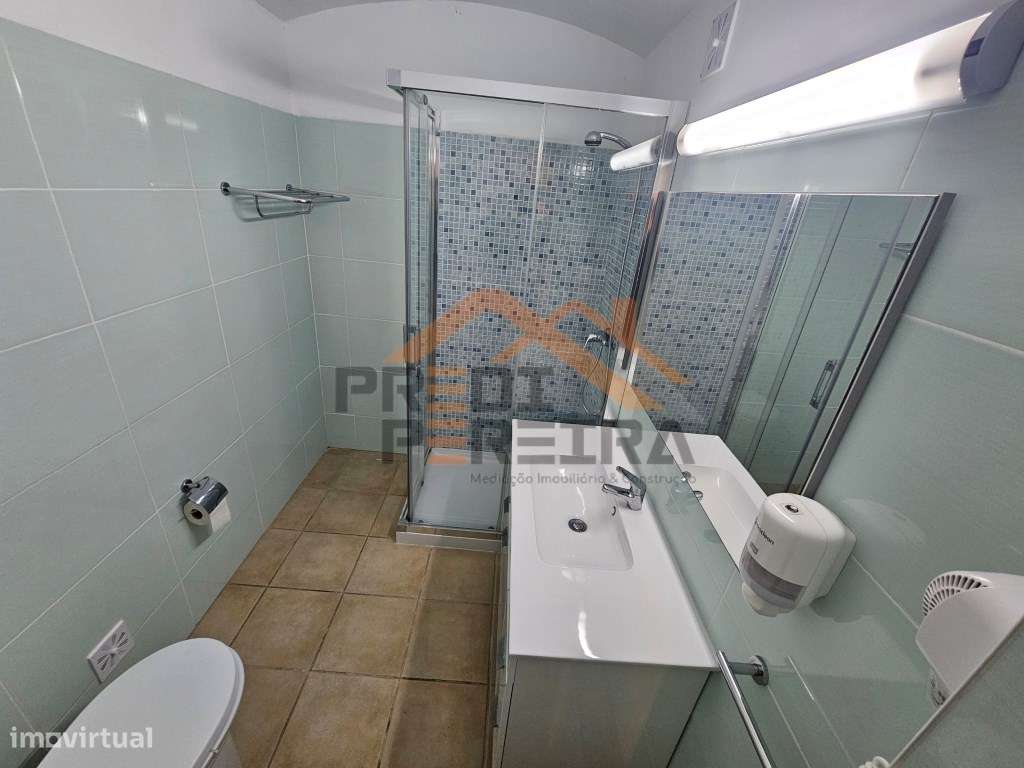 T0 com terraço. ar condicionado localizado em Condomínio com Piscin... - Grande imagem: 5/26