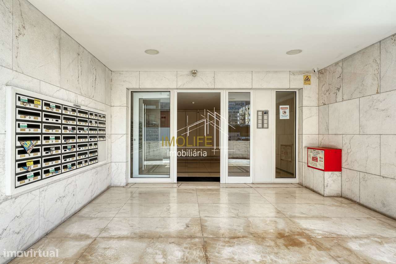 Apartamento T2 com Vista Desafogada em Benfica-31