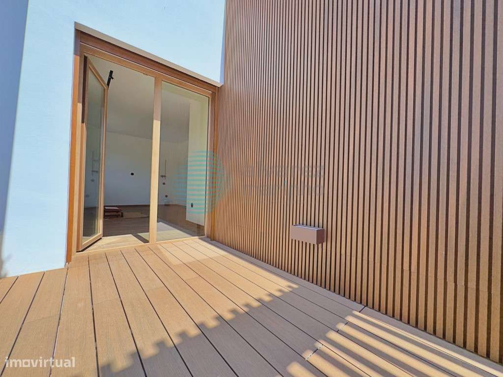 Moradia T4 Independente de Design Contemporâneo com Piscina e Garagem-19