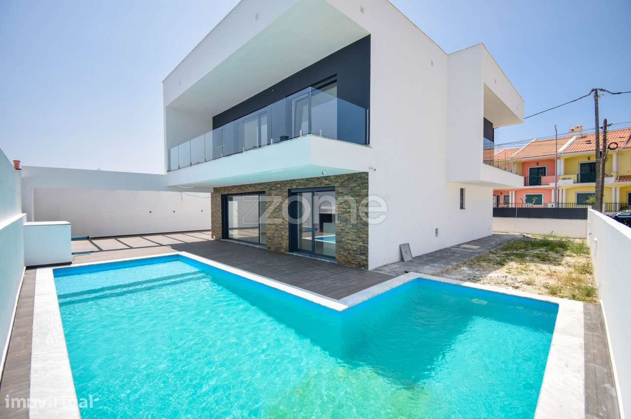 Moradia T4 Isolada Nova Piscina Garagem