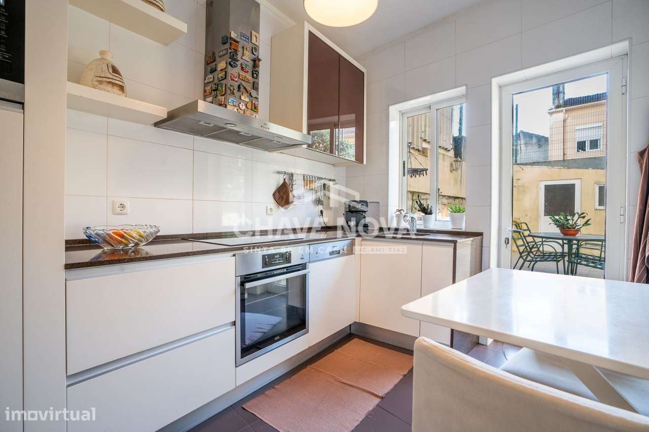 Moradia Bi-Familiar T4 + T2 com Potencial de Rendimento em Ramalde ...-11