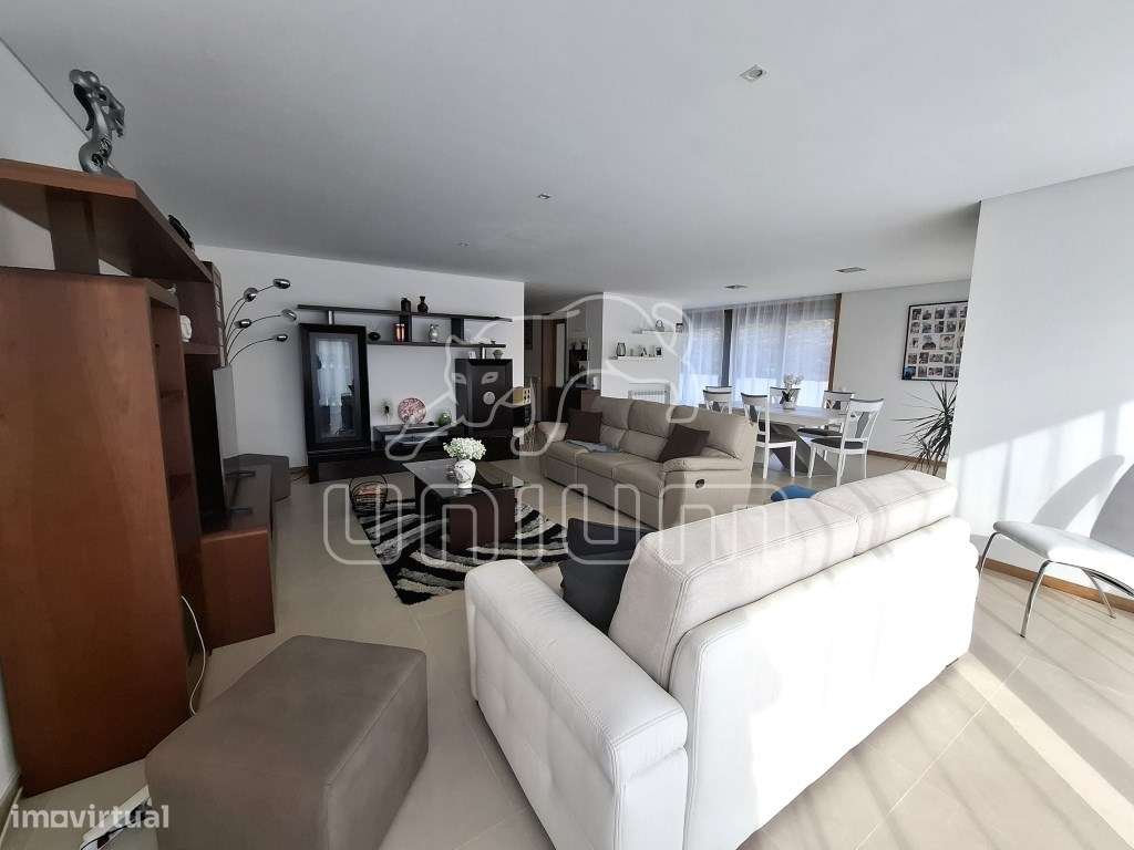 Fabulosa Moradia Geminada T3 com Jardim-9