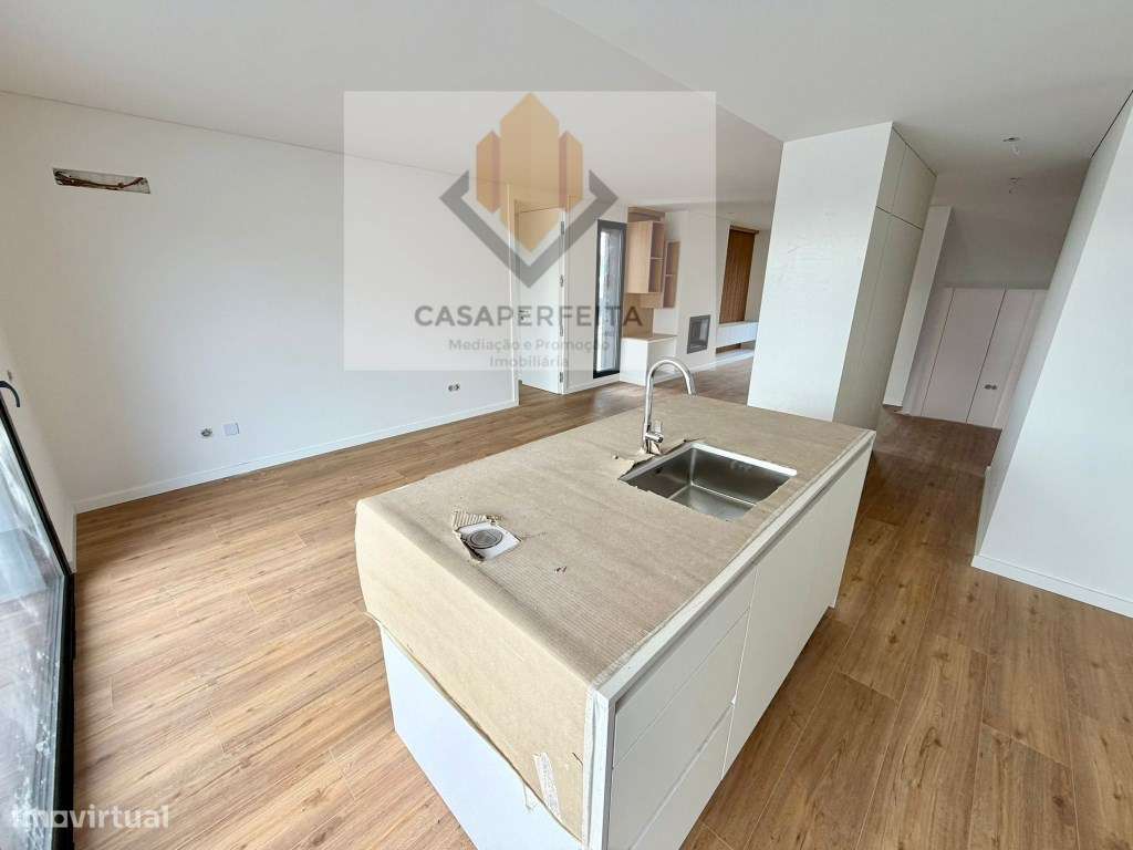 Moradia T3+1 com Terraço e Piscina - a 1000 metros da Praia da Mada...-5